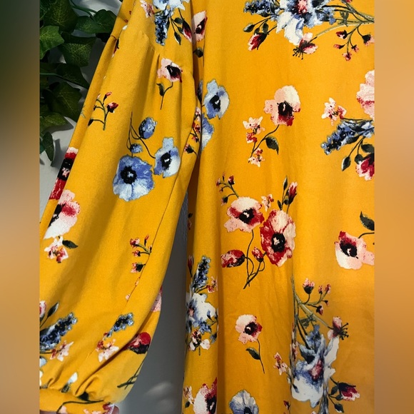 Pretty Floral Shirt 💐 - Picture 2 of 3